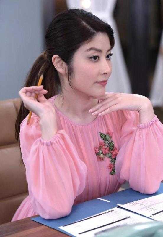 「最时尚」陈慧琳保留着一颗少女心,扎发配粉色连衣裙减龄时髦,少女感爆棚