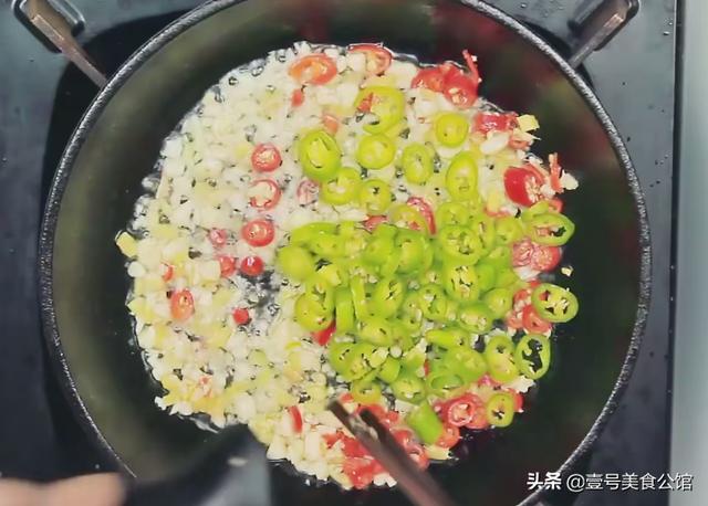 居家分享酸辣腐竹的好吃做法，简单营养，美味解馋，家人特爱吃