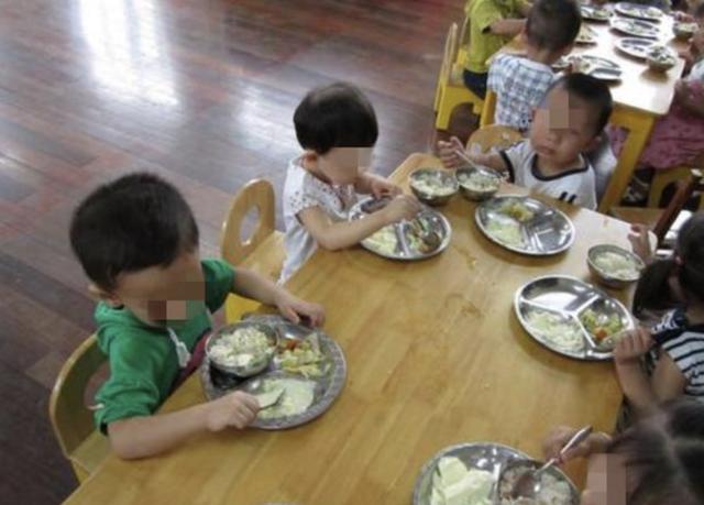 孩子在幼儿园饭量增大，看到老师拍的午餐照后，妈妈备受打击