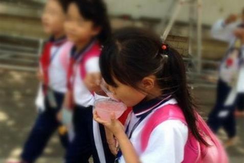 「超级宝妈」医生：还在被广告误导？这2种零食让孩子积食，家长别给娃买了