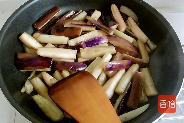 天冷就馋茄子这吃法，香软滑嫩特下饭，比炒茄子好吃多了