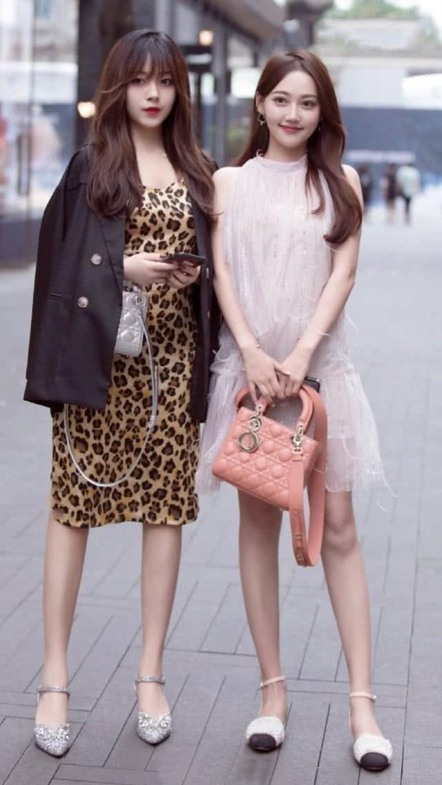 时尚迪科优雅的版型看起来非常有气质，修身的版型尽显女性的曼妙身姿