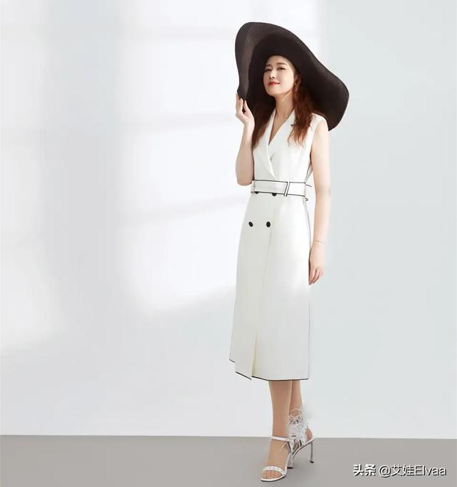 时尚探究社54岁周海媚发福了,紧身奶奶裤剪花110斤穿出120斤,腿粗得不敢P