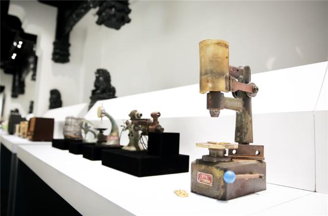 趣旅游@戴老上海礼帽自拍、闻50年前美加净肥皂香味……“五五购物节”来上海豫园“重回屋里厢”