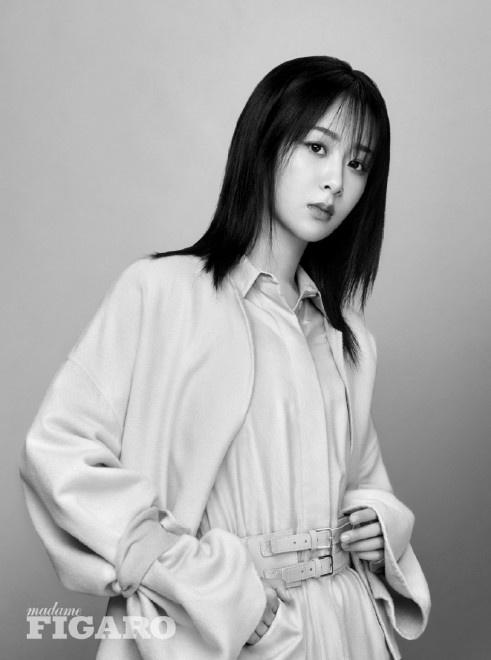 美！杨紫田园封面大片释出 鲜花草帽造型优雅文艺|fun娱乐