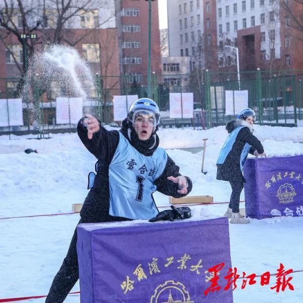 机器人送雪球！哈尔滨这场专业“打雪仗”，太让人羡慕了