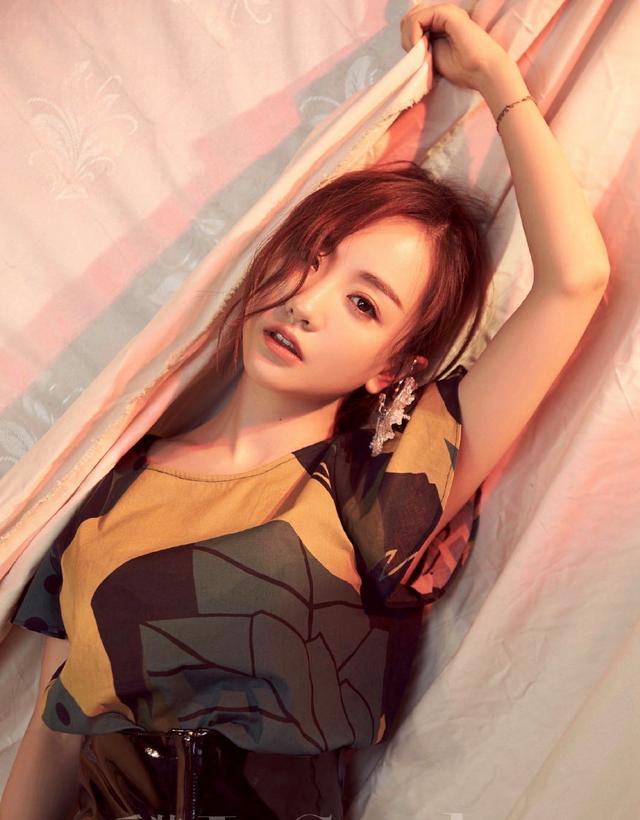 第五大道杨蓉真会穿，一件不对称迷彩上衣搭配阔腿裤时髦大气，抢眼又抢镜