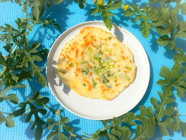 懒人版葱花饼做法，饺子皮就能轻松搞定，酥脆松软，比买的好吃