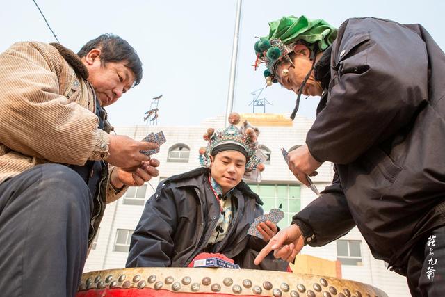 「世界那么大」古镇的古树都长到古宅的房间里了 奇怪的是却名不见经传