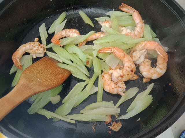 虾仁西芹，炒这种清淡菜的时候，牢记3点，做出来颜色鲜艳还鲜美