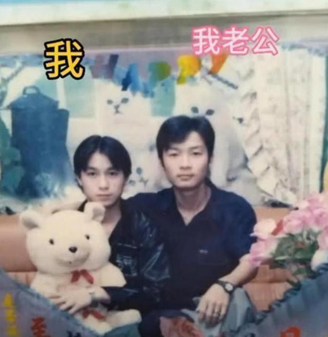 #超级宝妈#“爸，你怎么敢下手？”看完父母年轻时合影，孩子表示坐不住了
