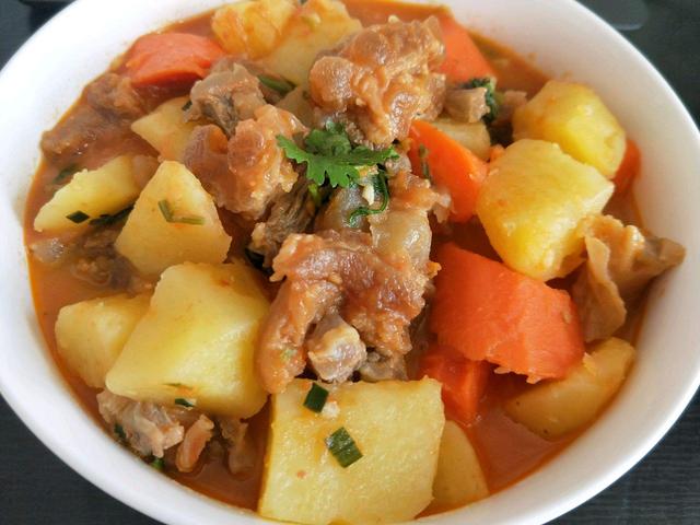 天冷就该吃炖菜，教你萝卜炖牛筋的秘制做法，营养美味又好吃解馋