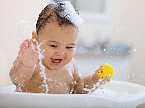 「你的育儿经」给女儿洗澡忘拿浴巾,妈妈拿来浴巾,再也不能听不到孩子叫妈妈了