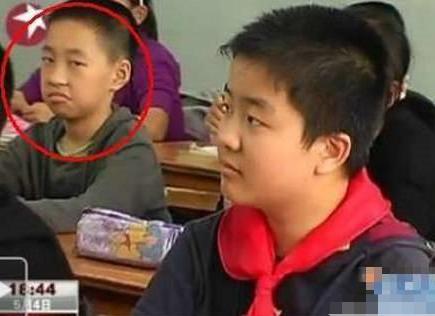 「你的育儿经」曾是名声大噪的“五道杠少年”，现在却埋没人海，网友：可惜了