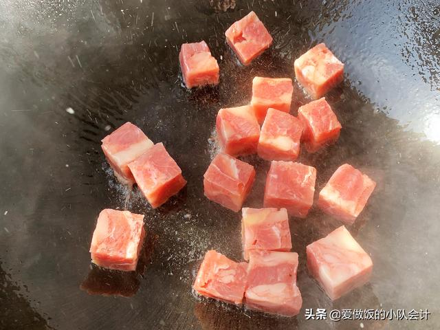 牛肉粒不要直接炒，掌握腌制的小窍门，炒出来滑嫩好吃不发柴