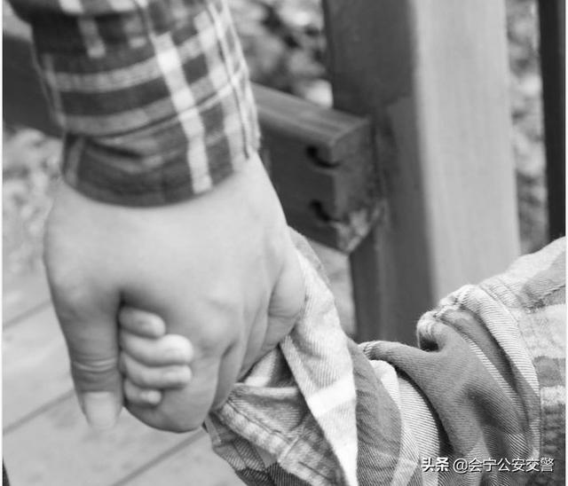 超级宝妈|视频记录瞬间！四岁男童横穿马路被撞伤，责任在谁？