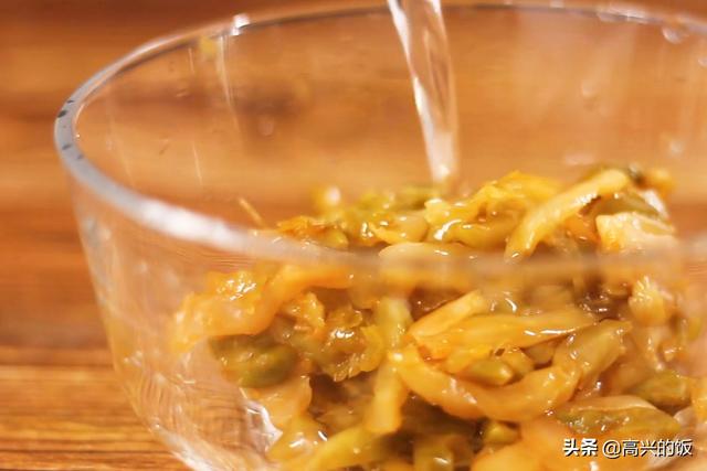 2包榨菜、1块牛肉，不炒不炖，这样做8分钟出锅，口感嫩滑