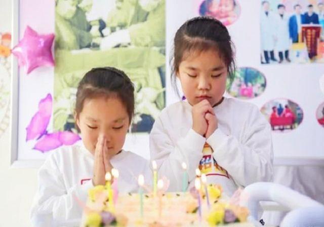 超级宝妈|11年前，国内首例“坐骨连体”双胞胎降生，现状如何？莫大的幸运