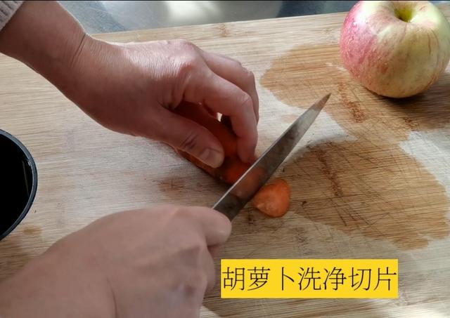 1个苹果和1根胡萝卜放一起，风味真独特，冬天喝上一杯太暖和了