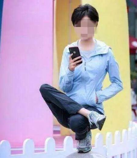 半月板|女子模仿网红“亚洲蹲”直接从凳子上摔下，结果……