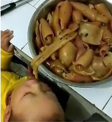 #你的育儿经#妈妈醒来发现娃“丢”了，到厨房一看笑出眼泪，网友：胃口真好