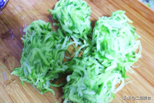 冬天，青萝卜外皮营养极高，扔了太可惜了，做成饺子吃，特别香