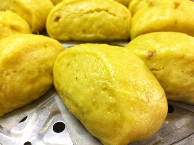 南瓜不要只会熬粥，拿来蒸馒头，香甜松软黄橙橙，小孩子也爱吃