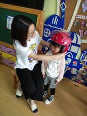 你的育儿经|一路平安，多“盔”有你——小越街道中心幼儿园开展安全宣传活动之头盔佩戴行动