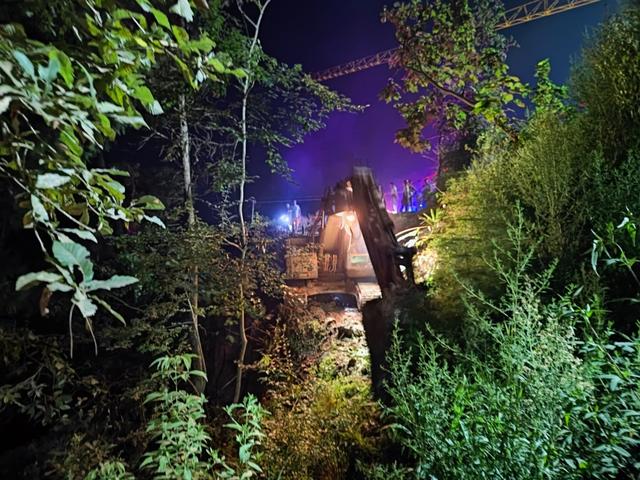 南川|视频 | 急！罐车夜间侧翻公路边坡随时可能下滑 司机被压动弹不得