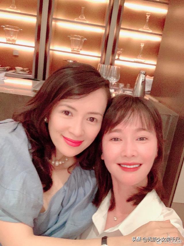 给糖就不闹|章子怡左小青合影曝光两人对镜浅笑，二胎后发际线后移额头吸睛