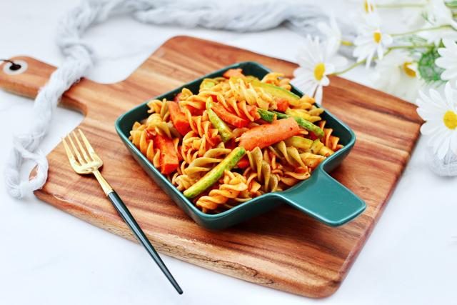 懒人黄瓜意面，简单方便，有菜有饭，酸酸甜甜超开胃