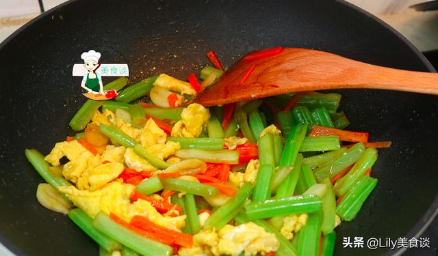 炒芹菜时，先焯水或直接炒都不对，牢记三个技巧，芹菜脆嫩不塞牙