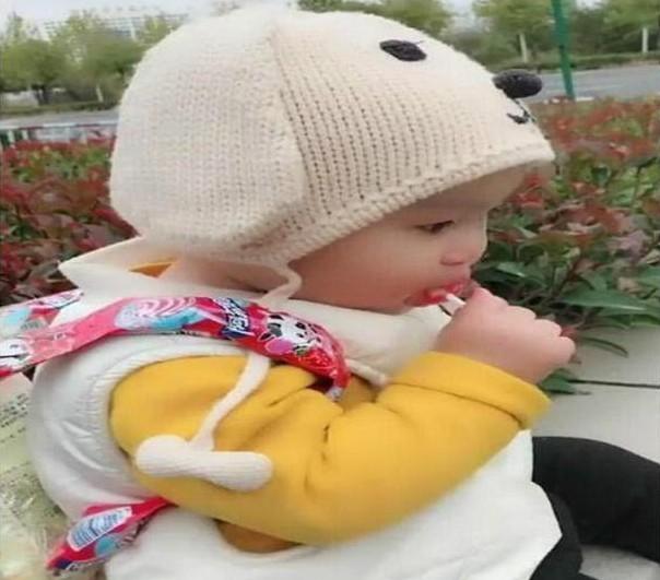 超级宝妈■为哄宝宝上幼儿园，宝爸自制“棒棒糖”书包，网友：想要同款！