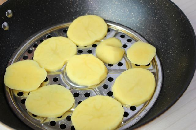 土豆和豆腐除了炖，还能做成土豆酿豆腐，外酥里糯，香辣可口