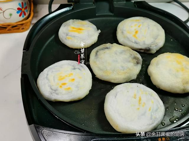 豆沙糯米饼，馅料甜而不腻，外层软糯又香脆，做法也简单