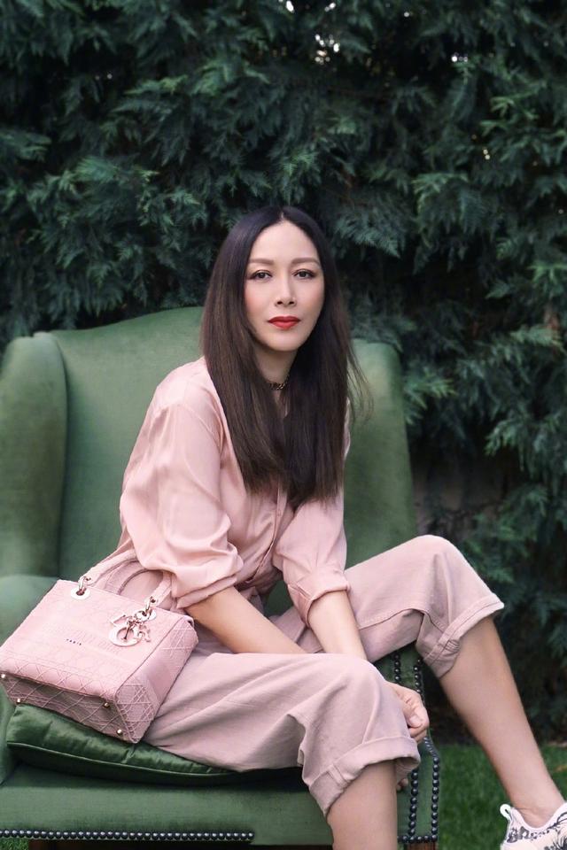 任达华亲自掌镜为妻女拍写真 琦琦与女儿同款长腿太吸睛中国青年网