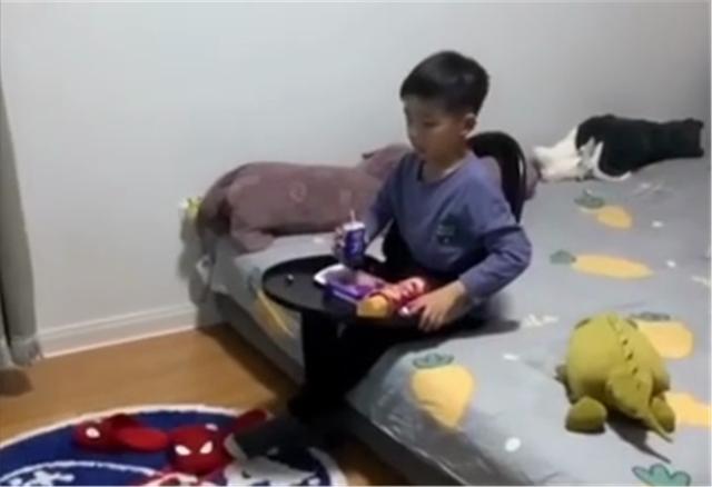 超级宝妈▲“最省事宝爸”带娃,拿马桶盖给孩子当饭桌,网友:等着跪键盘吧