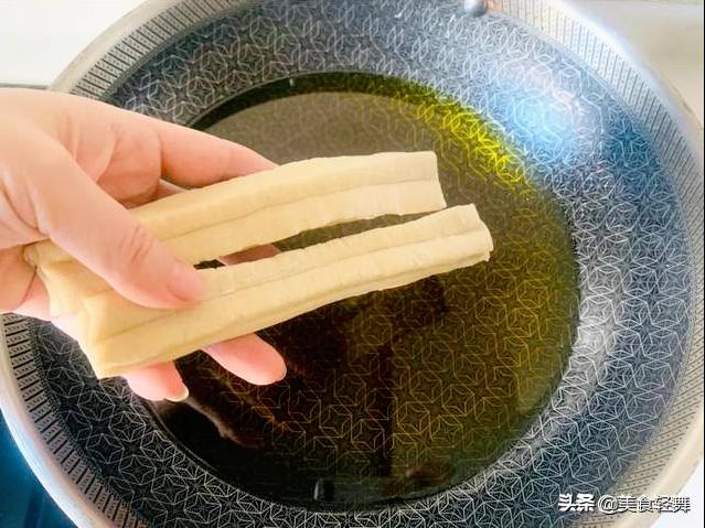 速冻油条在家也能做！教你详细制作过程，早起几分钟吃上香酥油条