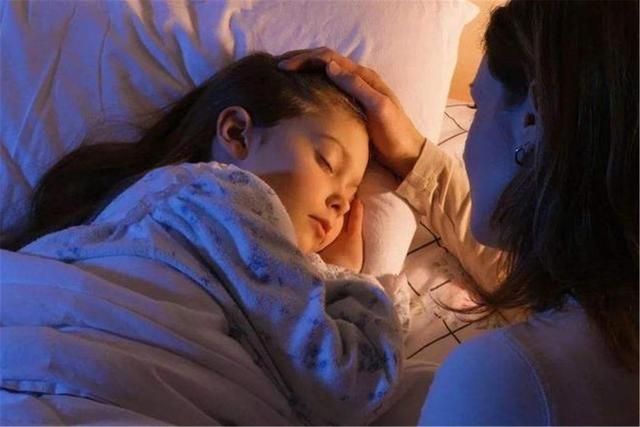 逗比大家庭|孩子的四种睡姿暗示不同性格，若你家娃是第一种，就偷着乐吧