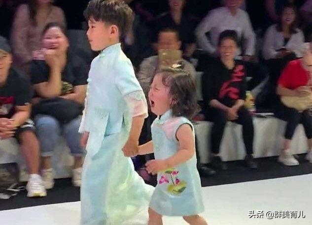 「超级宝妈」兄妹走秀，一个淡定一个大哭，紧紧牵住的小手，暖透无数观众