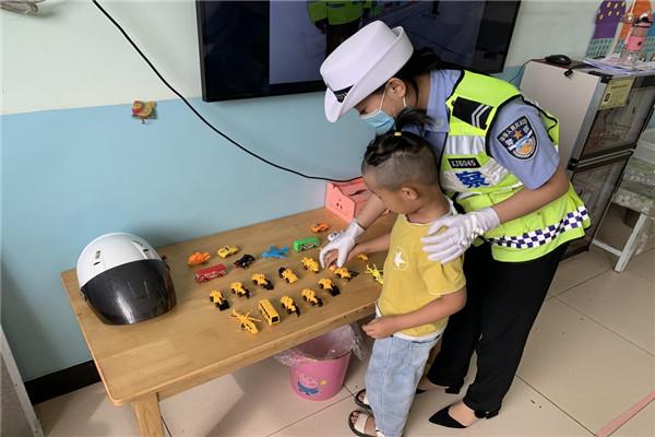 阳阳的家|杭锦后旗交管大队民警走进辖区奋斗中学幼儿园—“一盔一带”伴我“童”行