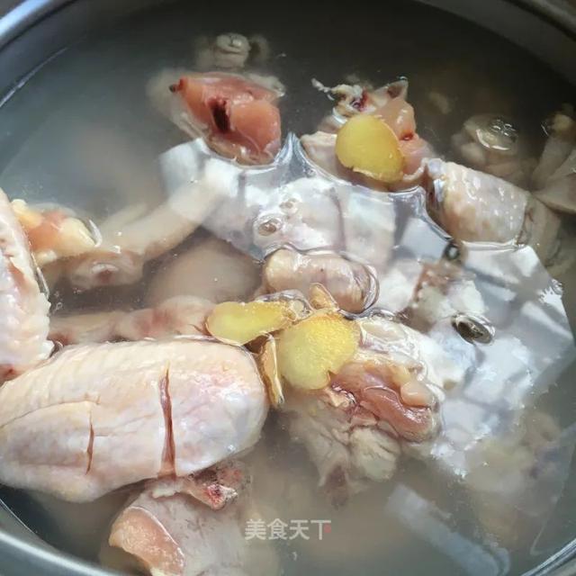 鸡肉这样炖，软嫩鲜香，营养滋补！学会了，聚餐的时候露一手吧