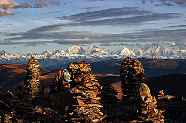 #旅行百事通#夕阳映照下的贡嘎山,让人在净化之中升华灵魂