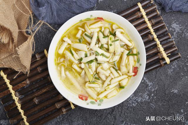 素炒白玉菇，鲜香美味还刮油，冬天超开胃的美味家常菜，做法简单