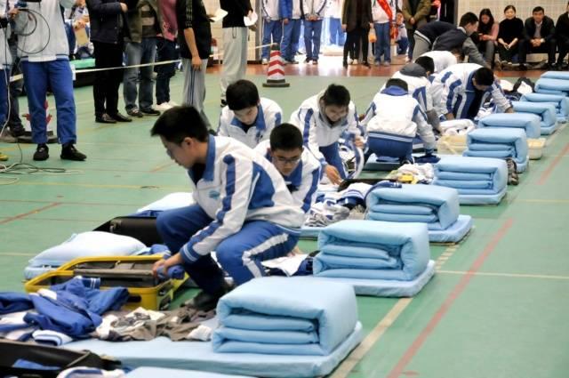 逗比大家庭|白岩松：“打死也不让孩子住校！”寄宿制究竟对孩子好不好？