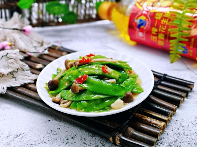 荷兰豆和海鲜菇是“天生一对”，炒一炒，味道鲜美超下饭