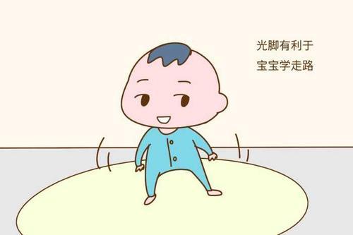 新华网客户端▲夏天来了，热到飞起，宝宝喜欢光脚丫，要不要干预？