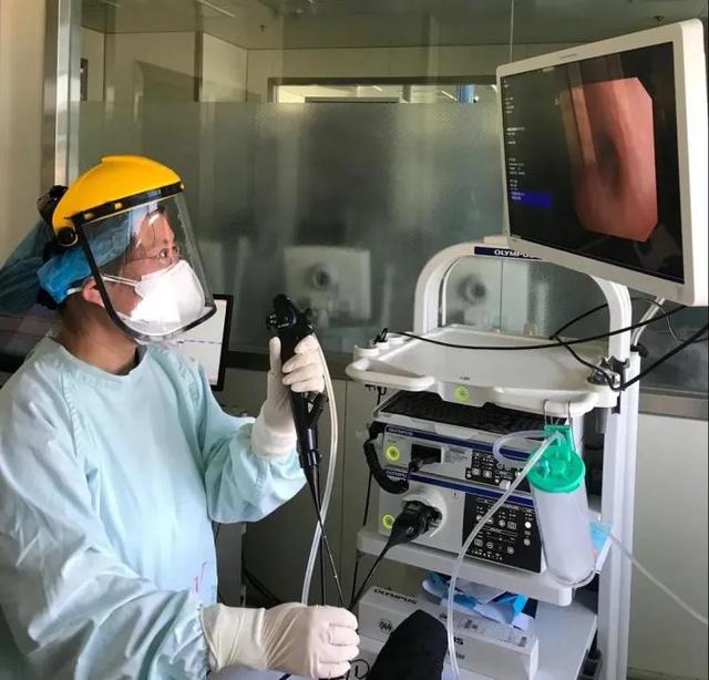 [你的育儿经]4岁男孩高烧40.5℃，剧烈咳嗽！父母在家＂自诊＂……