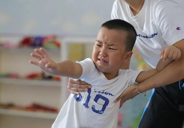 “班上就来了俩孩子”，为啥到了冬天，幼儿园小班孩子少得可怜？