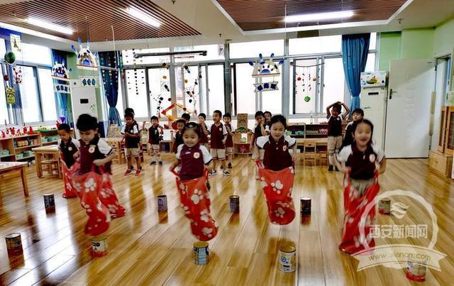 超级宝妈|开园了：老师撑伞接幼儿入园 口罩、分餐、室内体能训练等一个不能少